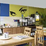 Snoozles Centre Hostel *