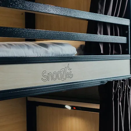 Snoozles Centre Hostel *