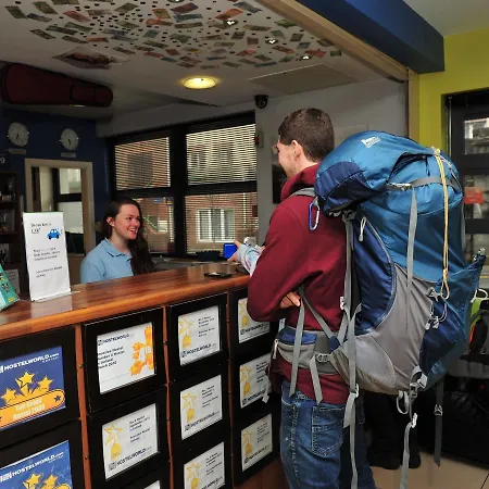 Snoozles Centre Hostel *
