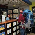 Snoozles Centre Hostel *