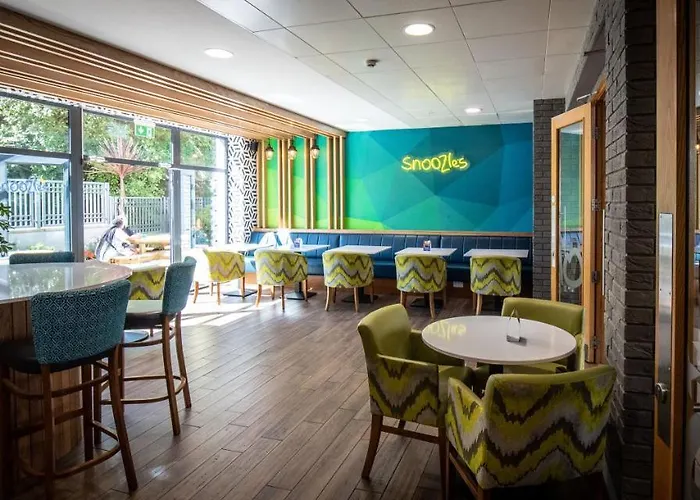 Snoozles Centre Hostel *