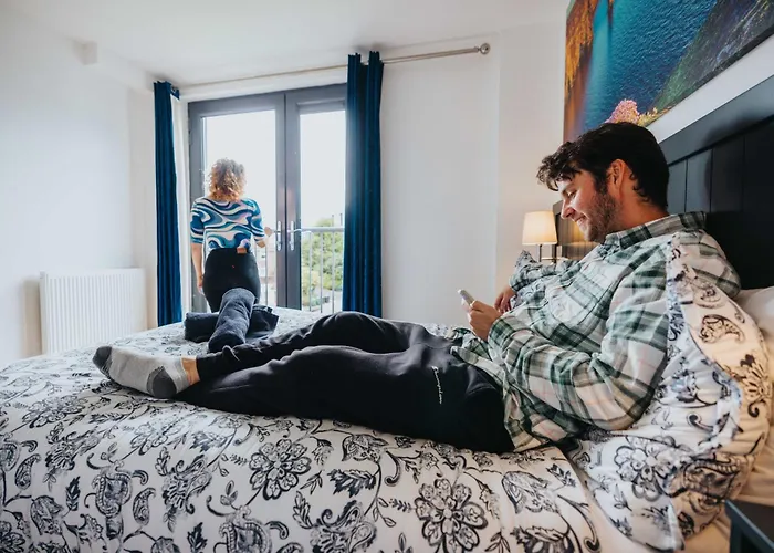 Snoozles Centre Hostel *