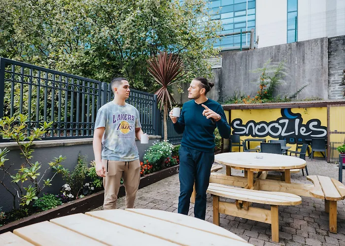 Snoozles Centre Hostel *