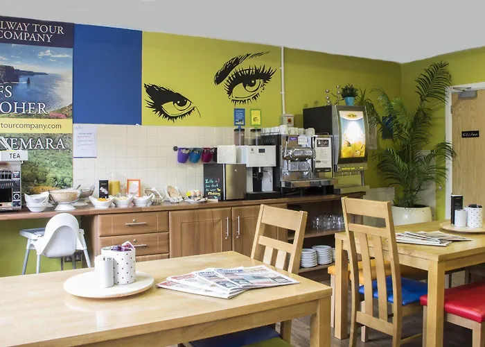 Snoozles Centre Hostel *