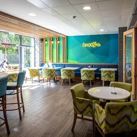 Snoozles Centre Хостел *