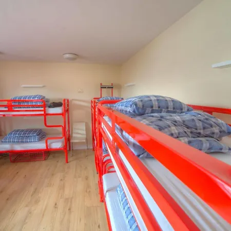 Snoozles Centre Хостел *